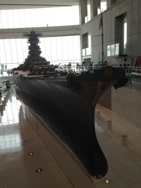 呉 大和ミュージアム前で、戦艦「陸奥」の主砲やスクリューなどを見て 